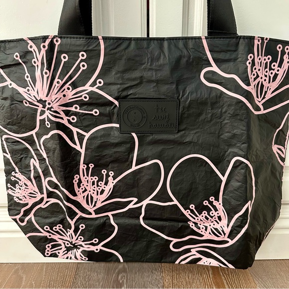 Aloha Collection x T&C Surf limited edition Day Tripper in Sakura Print NWT tote - Picture 5 of 9